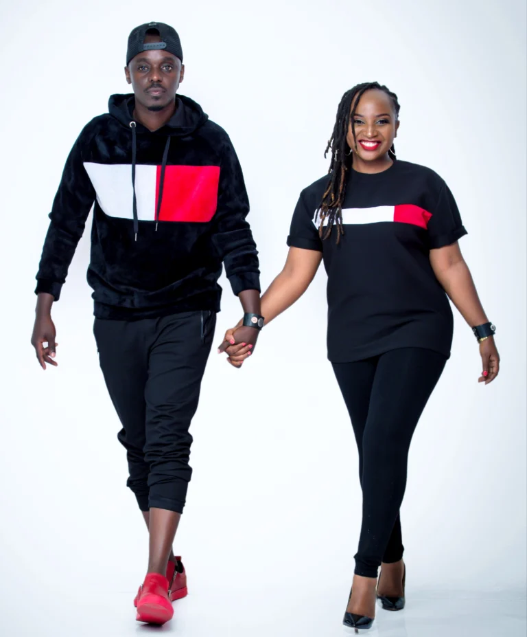 couple-matching-outfits-walking-linc-and-veve